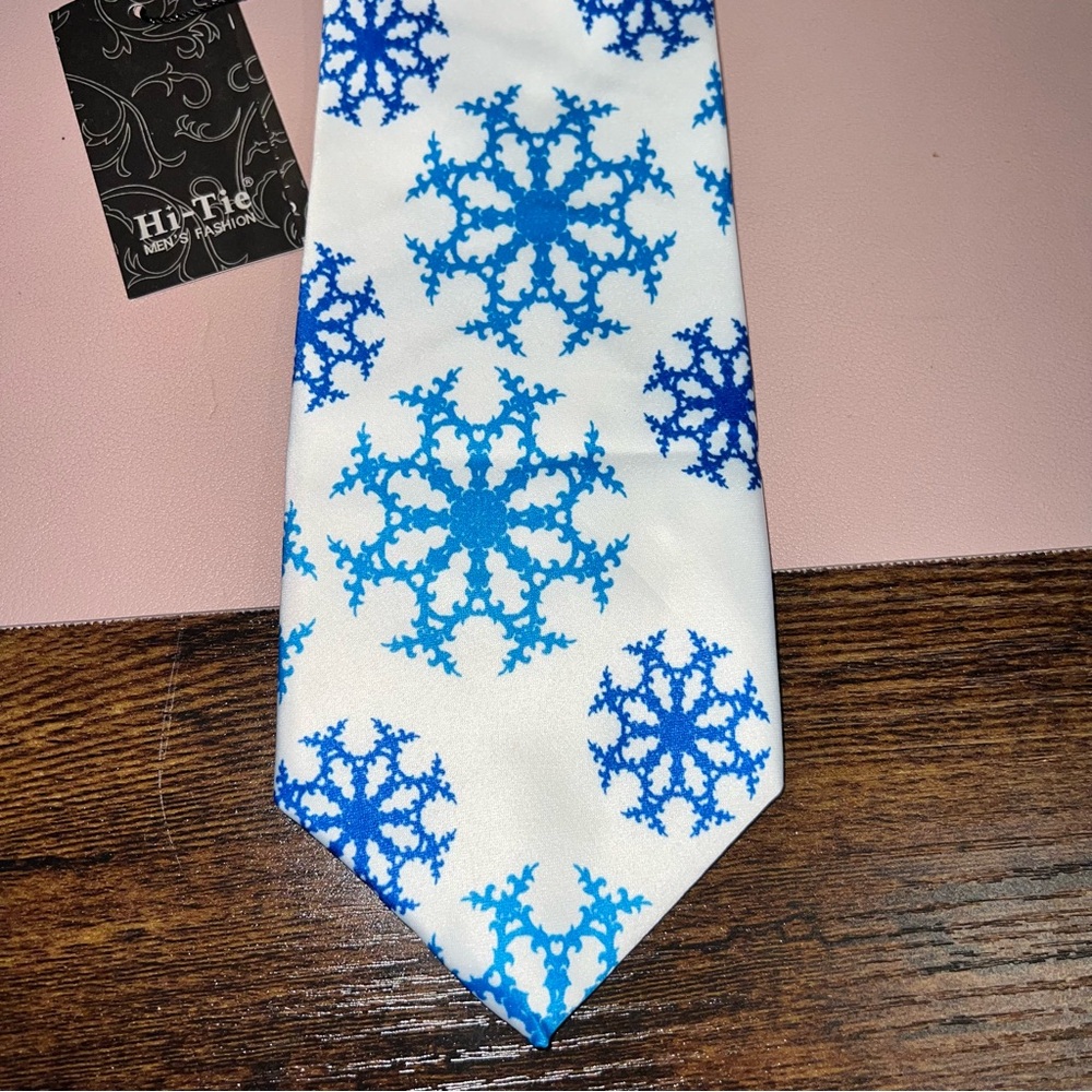 NWT Hi-Tie Men’s 100% Silk Tie / Wool Lining SnowFlakes Winter ~ Hand Tailored!